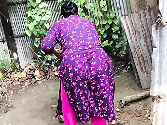 Hot Desi Bhabi cheats on her spouse with her brother-in-law-in-law's acquaintance in a horny outdoor hookup