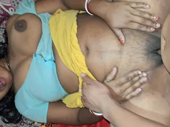 Desi Aunty cheats on husband just about a hung Latina and fucks him on the sofa