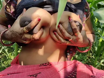 Desi Aunty in Indian village shows off her niggardly pussy & there in sexy saree