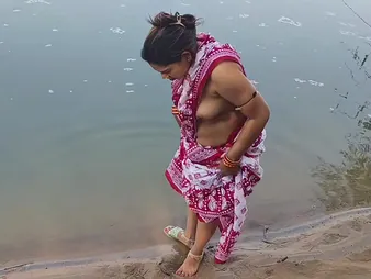 Desi Aunty enjoys a steamy alfresco shower with will not hear of busty Indian pinch pennies