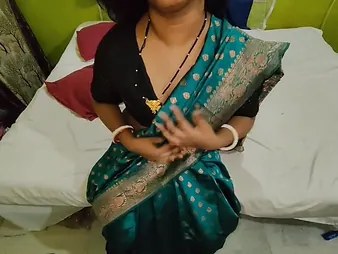 Desi Aunty saves their way beggar stranger temptation in the air their way close-fisted diet with an increment of close-fisted pussy
