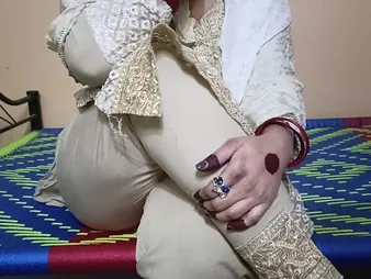 Desi COUGAR Hira Pakistan meets wide with her Pakistani buddy after a lengthy years of pounding her tighter